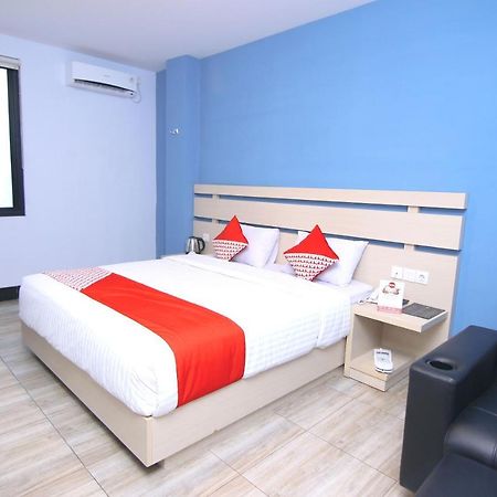 Oyo 592 Budget Hotel By The Harbour Padang  Exteriör bild