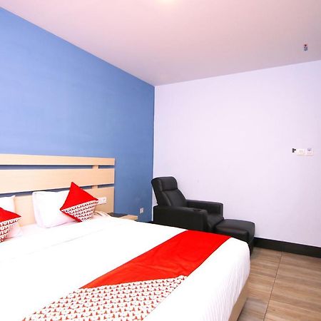 Oyo 592 Budget Hotel By The Harbour Padang  Exteriör bild
