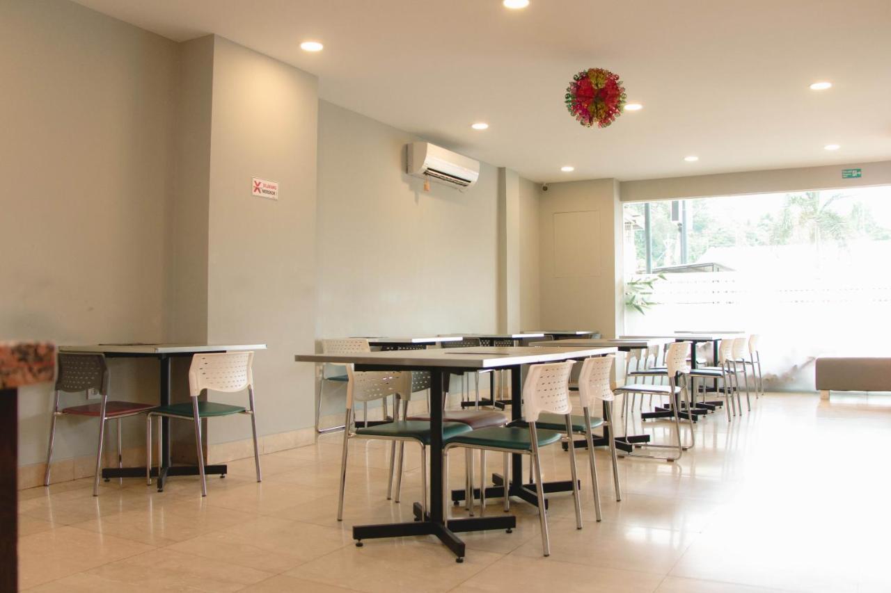 Oyo 592 Budget Hotel By The Harbour Padang  Exteriör bild