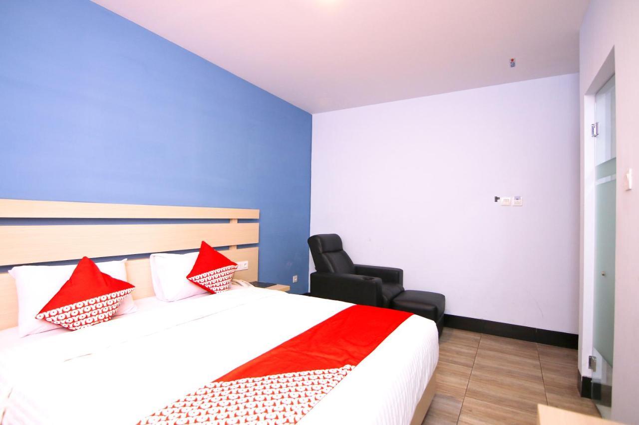 Oyo 592 Budget Hotel By The Harbour Padang  Exteriör bild