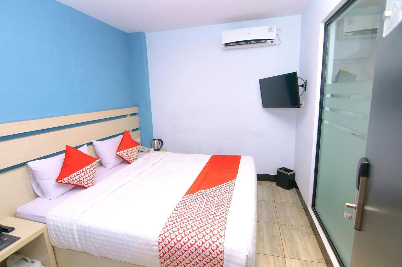 Oyo 592 Budget Hotel By The Harbour Padang  Exteriör bild