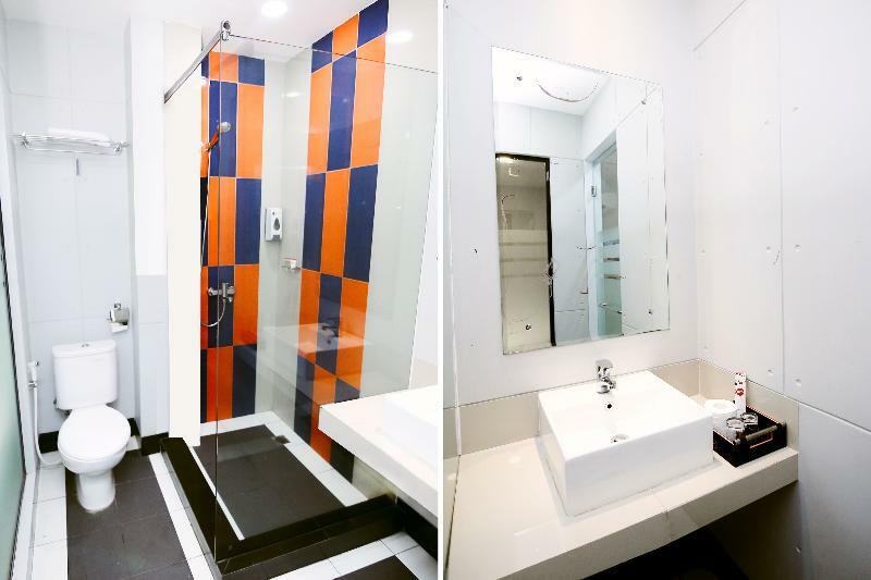Oyo 592 Budget Hotel By The Harbour Padang  Exteriör bild